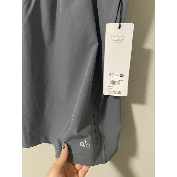 New Alo Yoga Men's 5" Circuit Shorts, Steel Grey Size XL - Picture 4 of 4
